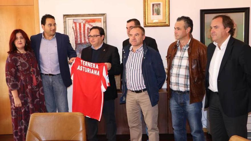 Representantes del Sporting y de la IGP Ternera Asturiana.