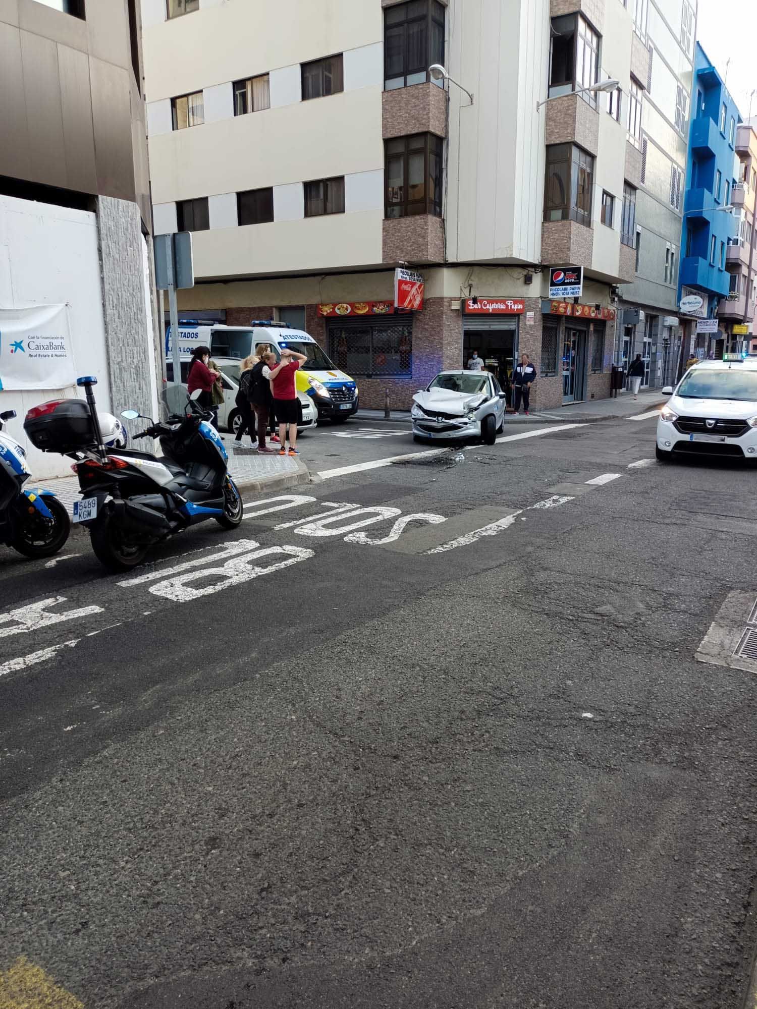 Choque entre un coche y una guagua en Guanarteme