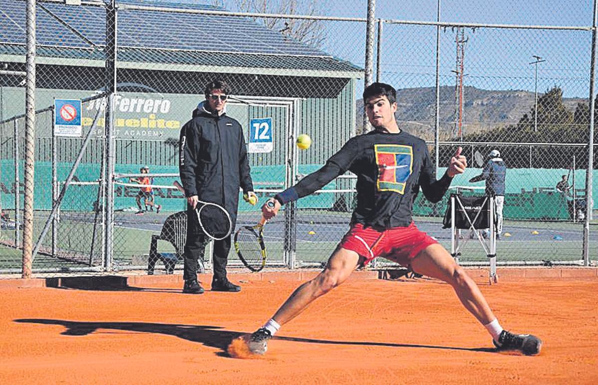 Alcaraz, durante un entrenamiento junto a Ferrero en JC Ferrero Equelite, ahora Ferrero Tennis Academy