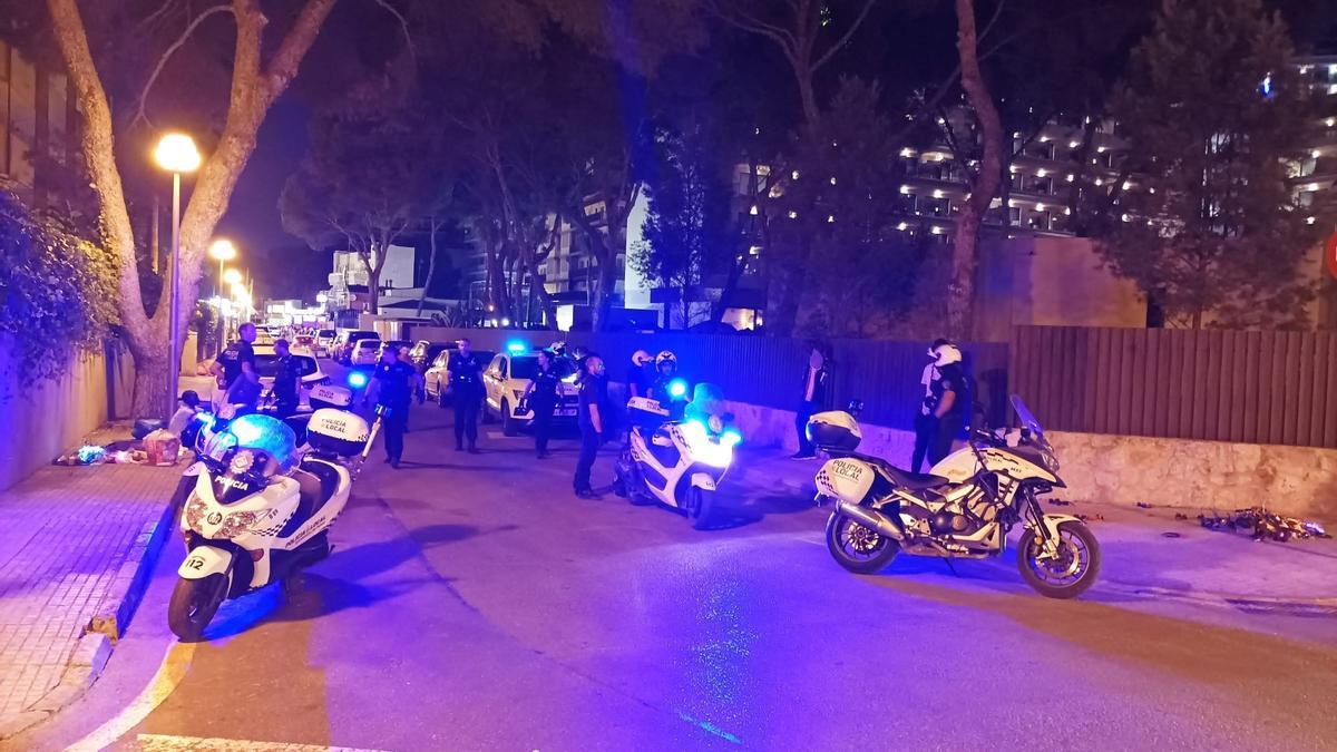 Policía Local requisa más de 600 latas en un operativo contra la venta ambulante de alcohol en Playa de Palma.