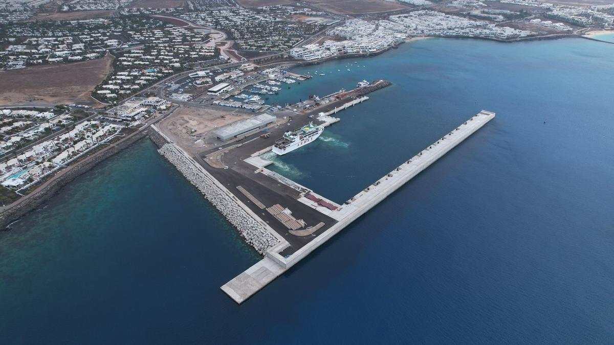 El puerto de Playa Blanca tras la ampliación.