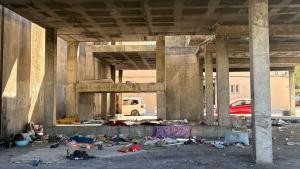 Matalassos i estris de les persones que encara utilitzen l’edifici per passar-hi la nit.