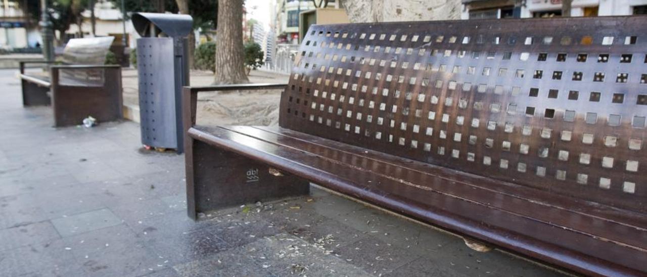 Pipas en el suelo junto a un banco de la plaza Mayor.