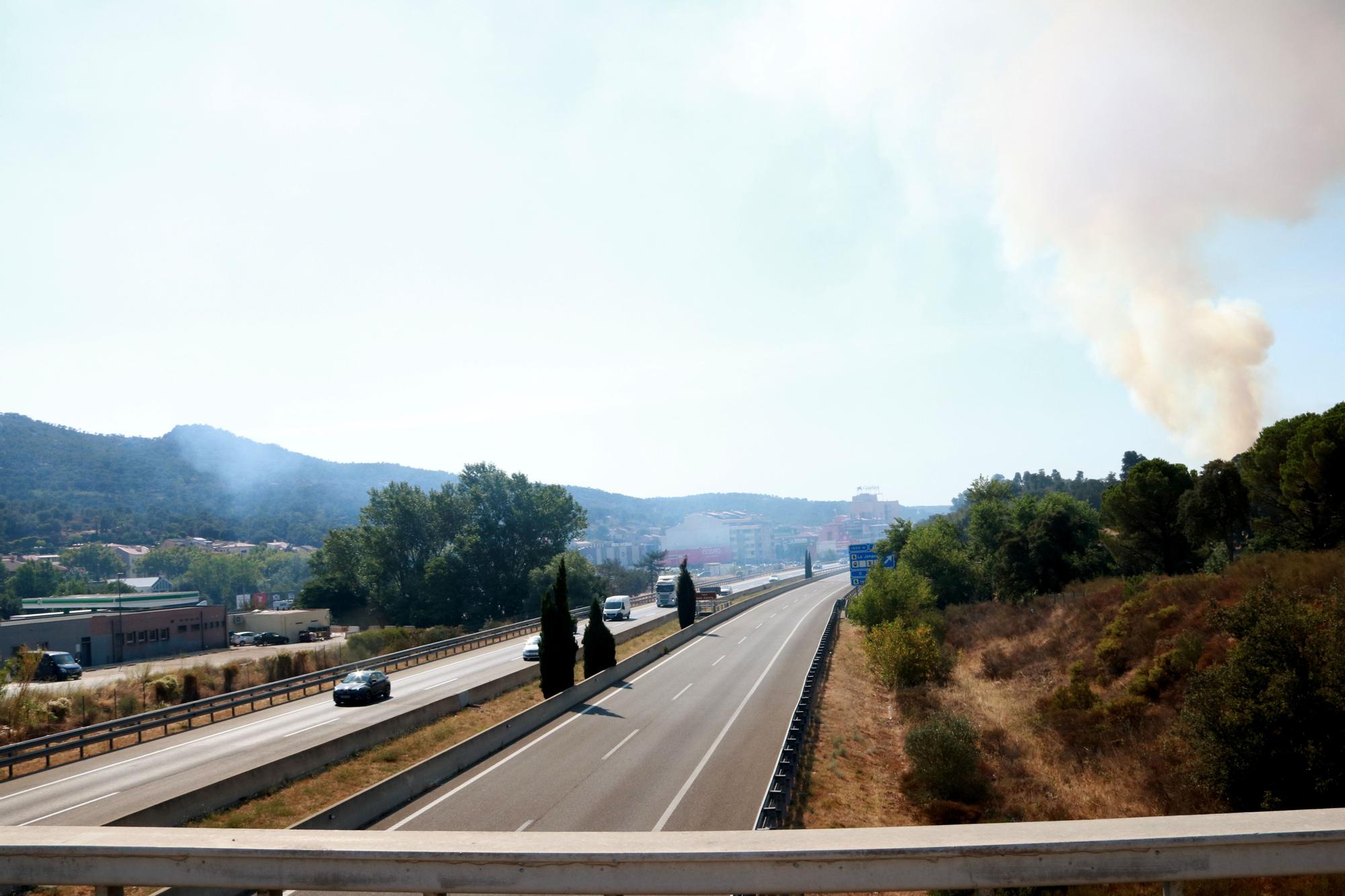 Incendi de vegetació al voral de l'AP-7 a la Jonquera