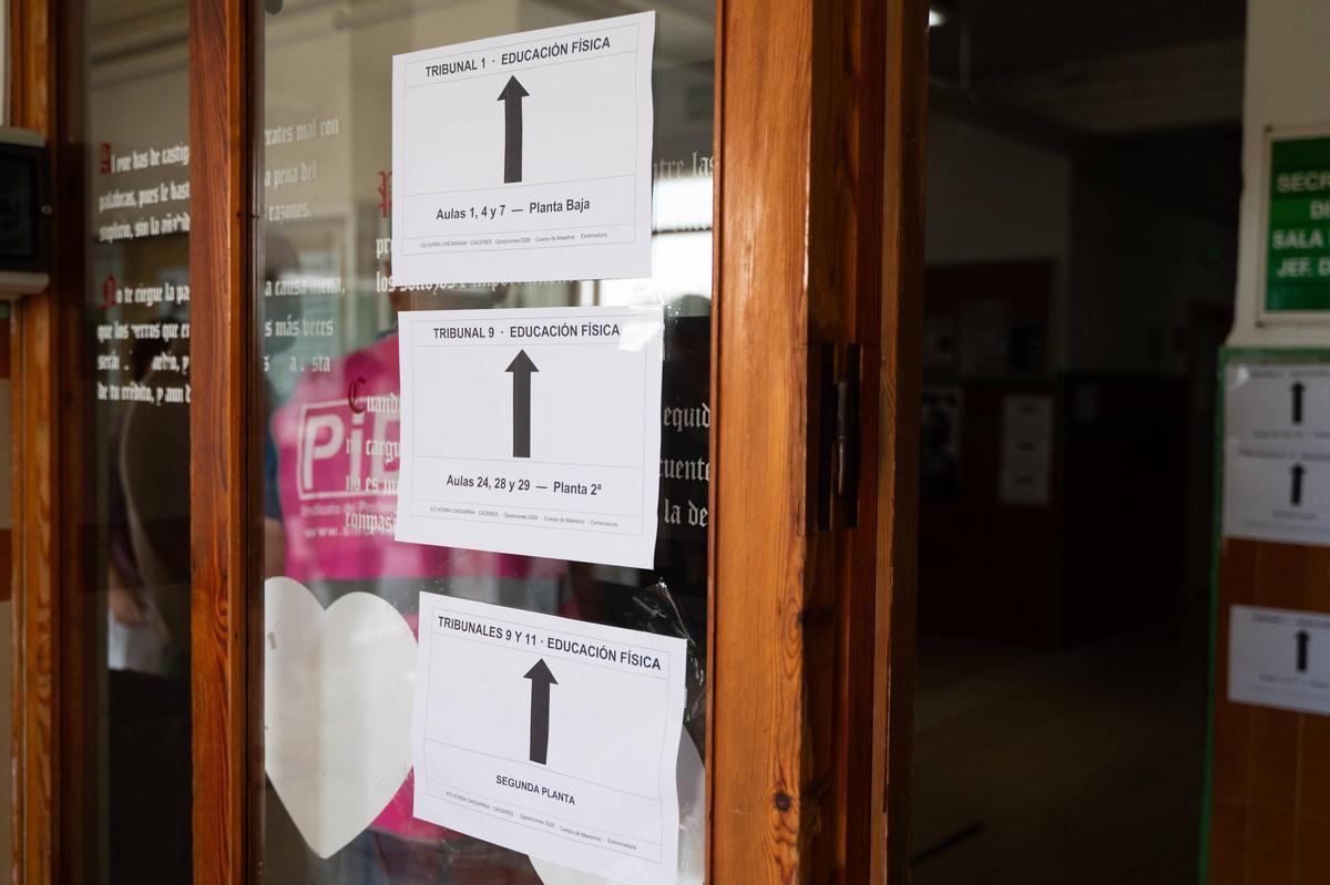 Galería | Calor y nervios en las oposiciones a maestro en Cáceres