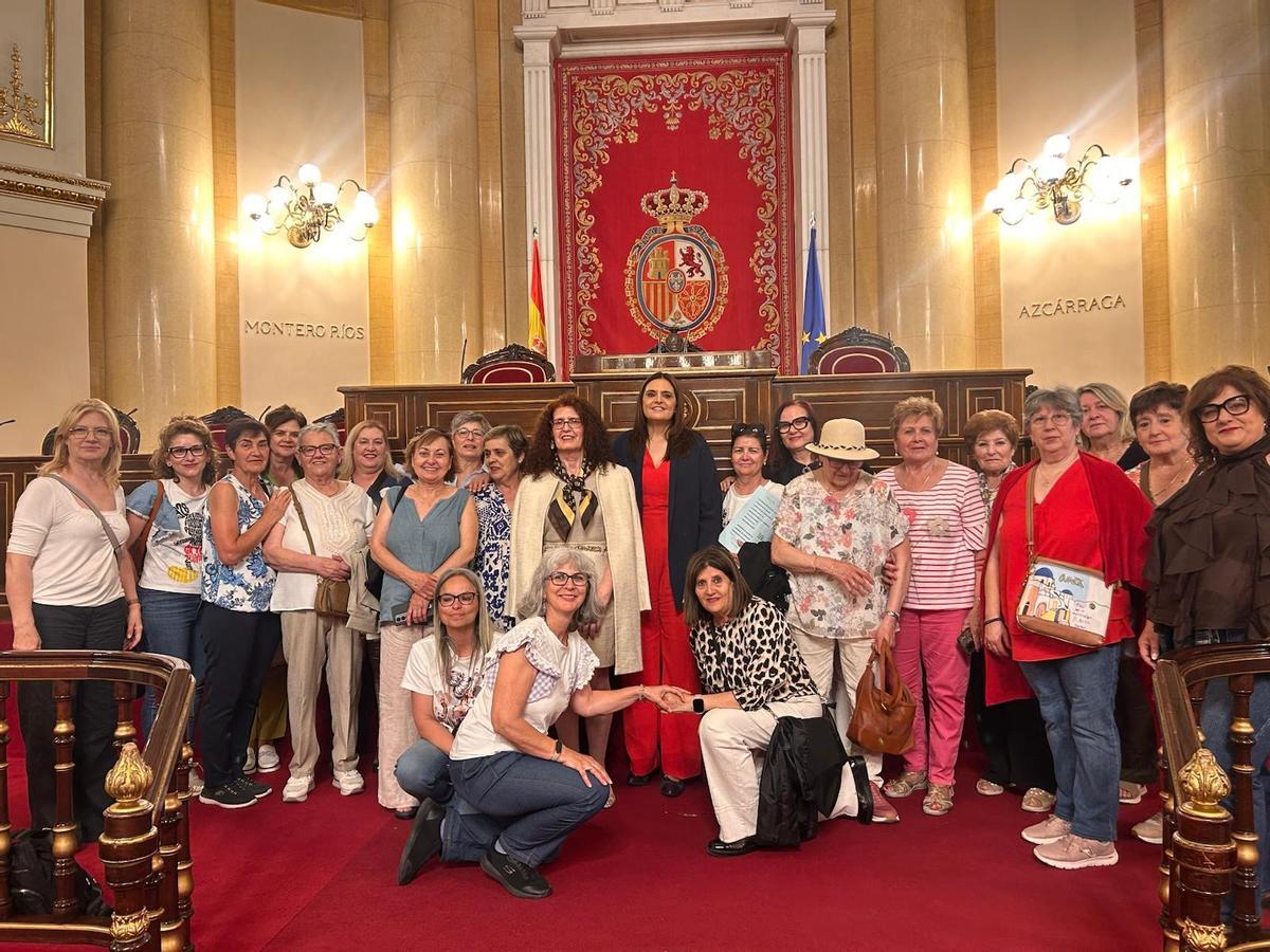 Mujeres de Afammer Zamora durante la visita al antiguo salón de sesiones del Senado.