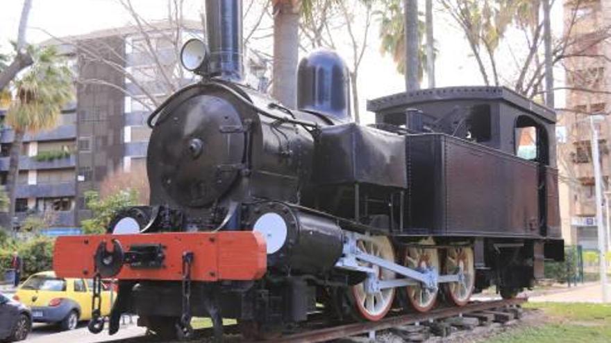 La locomotora del tren Alcoi-Gandia, exposada al parc de l&#039;estació de la capital de la Safor.