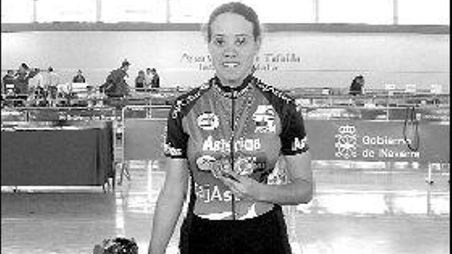 Lucía González, con sus dos medallas, en el velódromo Miguel Indurain.