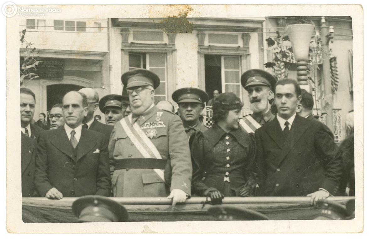 Juana Capdevielle asistindo a un desfile militar o 14 de abril de 1936.