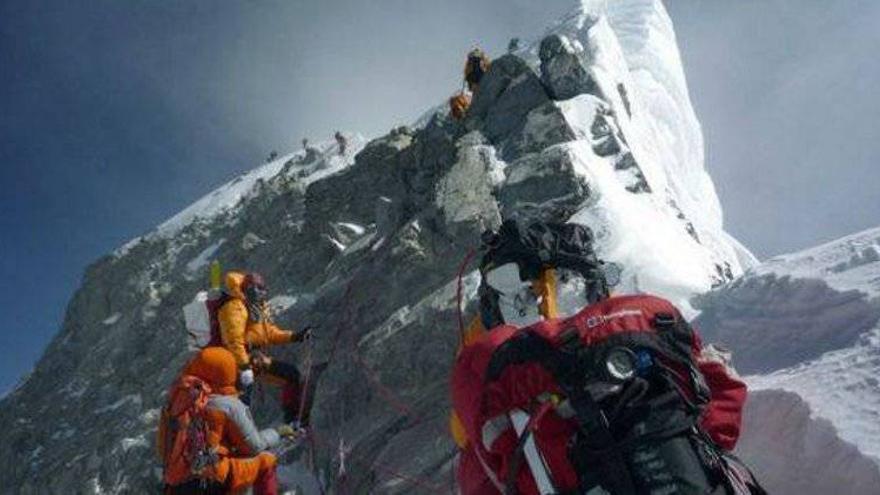 Al menos doce serpas mueren por una avalancha en el Everest