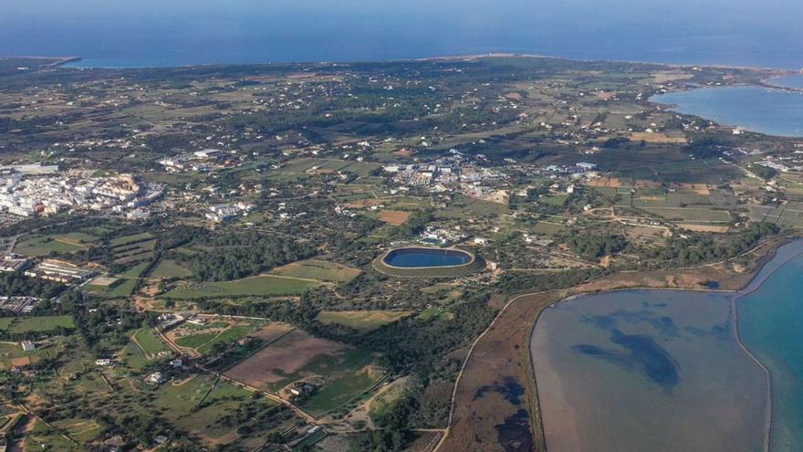 Vista aérea de parte de la isla de Formentera, con Sant Francesc a la izquierda de la imagen.