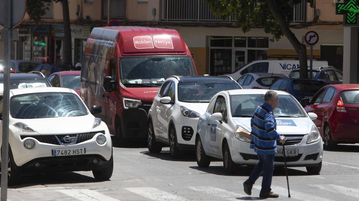 Vehículos circulan por una avenida del Port de Sagunt.
