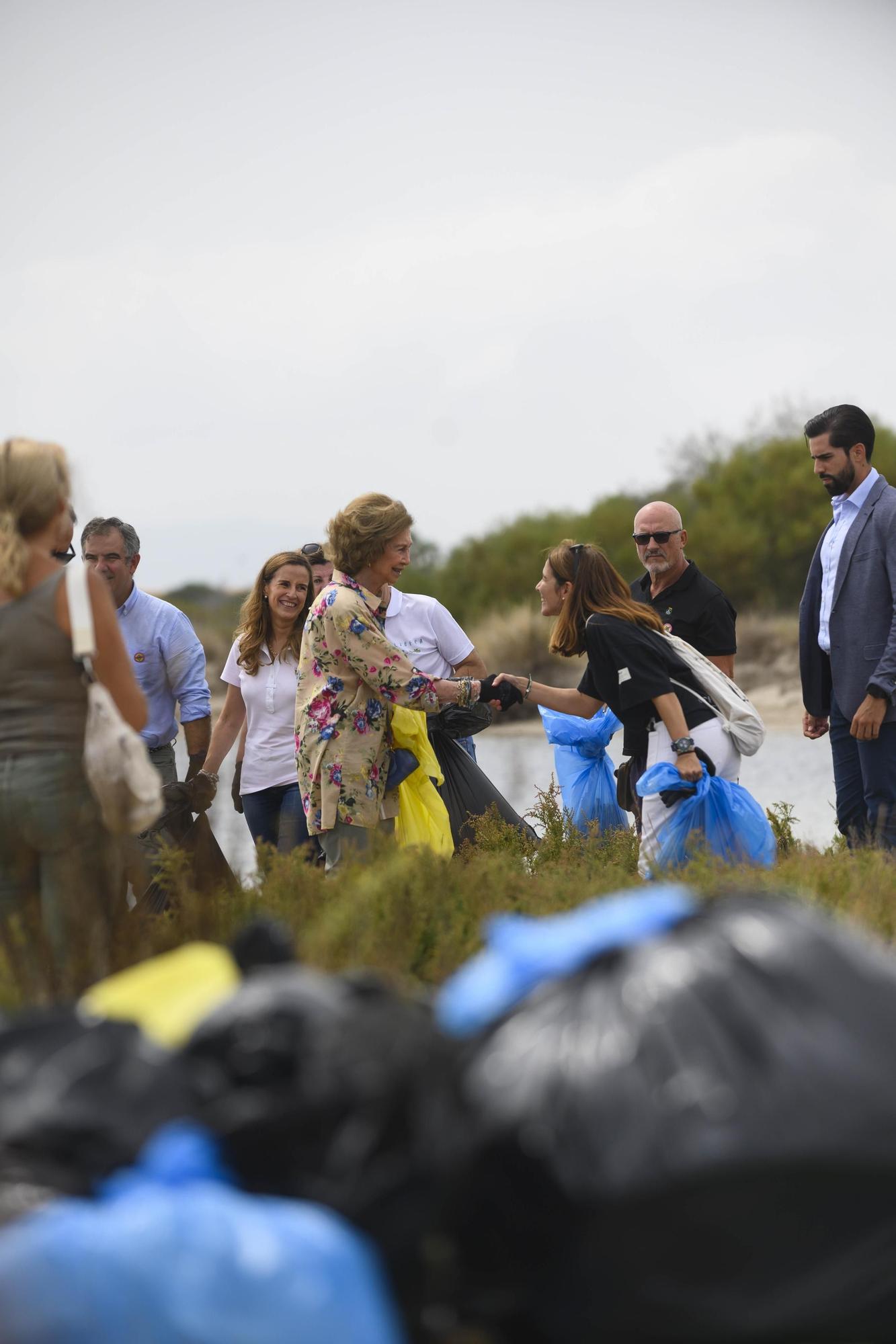 16092023-REINA SOFIA PARTICIPA EN RECOGIDA DE BASURAS EN LA MANGA CALA DEL ESTACIO SAN JAVIER -54.JPG