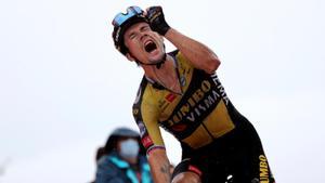 Primoz Roglic muestra su orgullo tras entrar en solitario en la meta de los Lagos.