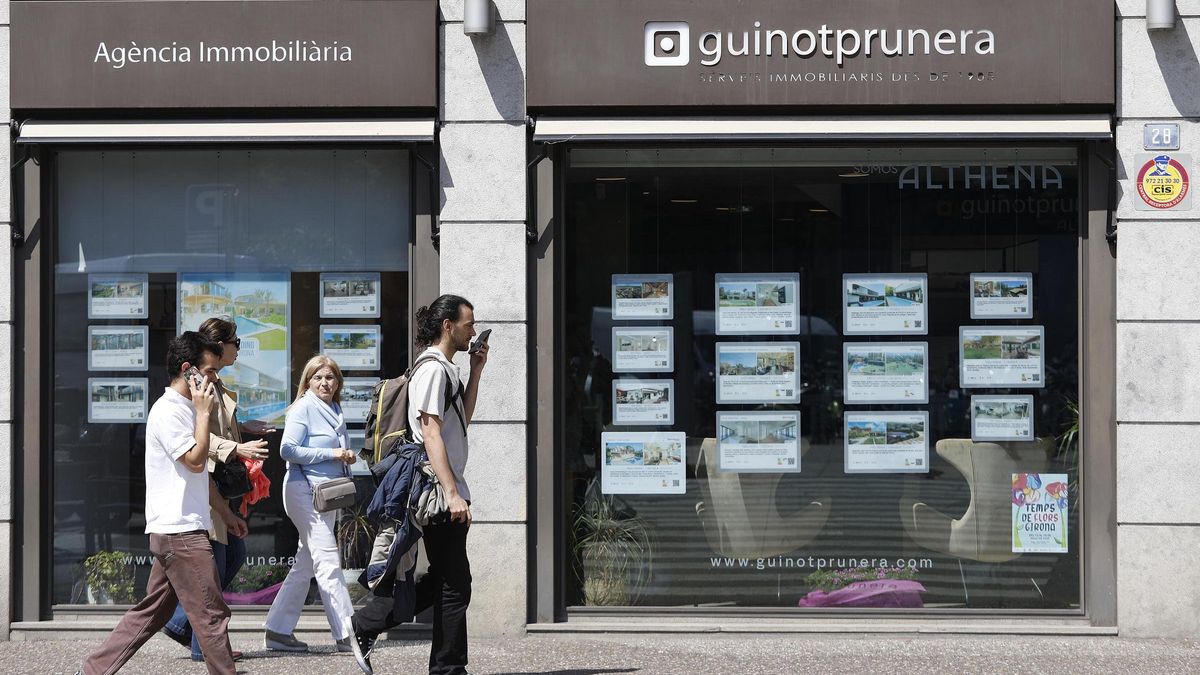 Aparador d'una immobiliària a Girona.
