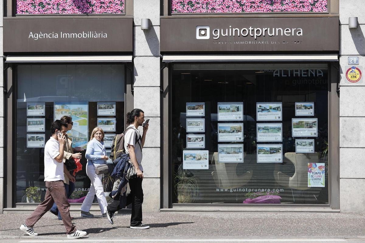 Aparador d'una immobiliària a Girona.