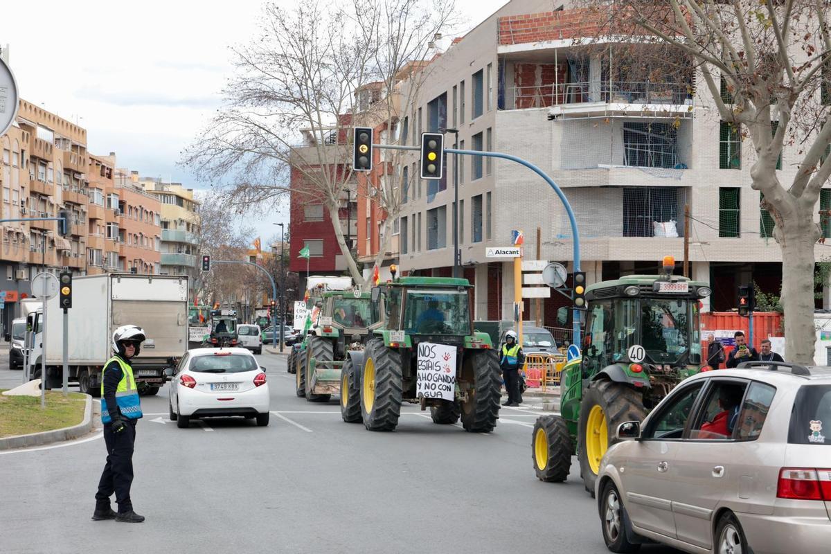 La tractorada bloquea el centro de Alicante: el campo asalta la capital
