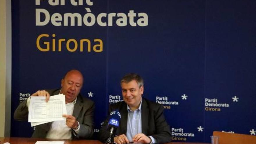 El senador Joan Bagué i el diputat Jordi Xuclà, ahir en roda de premsa a la seu del PDeCAT a Girona.