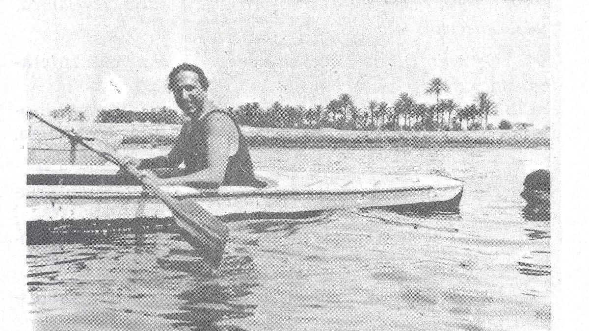 El poeta Pedro Salinas remando en Torrevieja, en 1928.