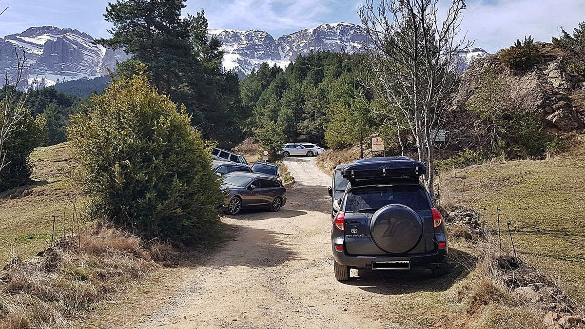 Vehicles aparcats en un accés al Parc del Cadí, situació que regularà el pla de protecció | PARC DEL CADÍ