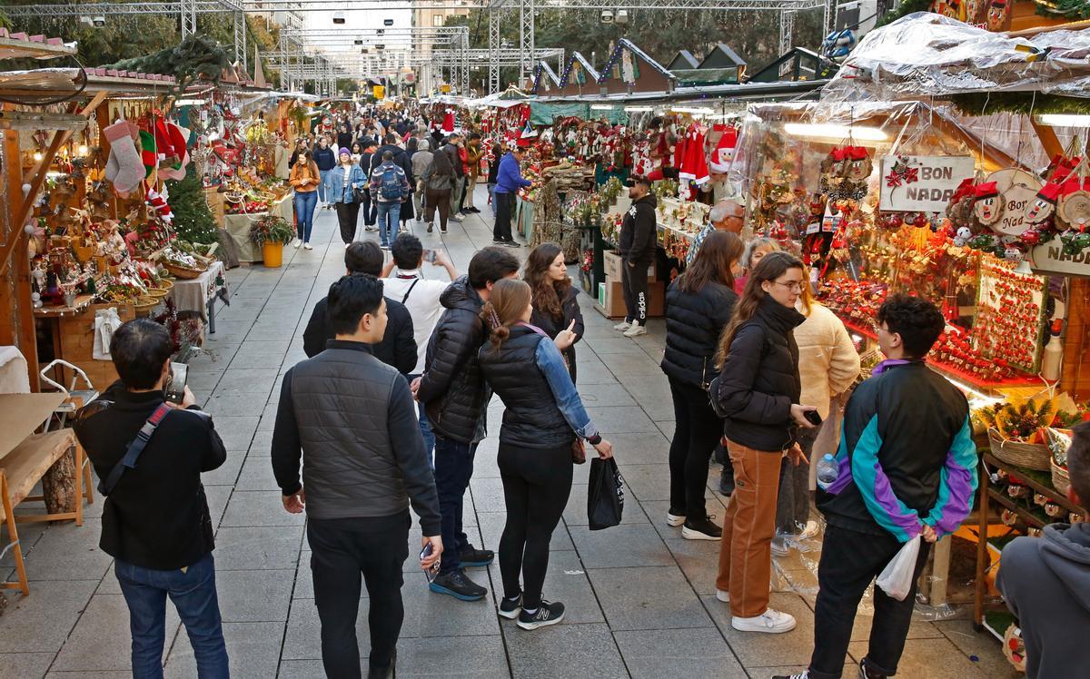 Feria navideña de Santa Llúcia en la Avinguda de la Catedral