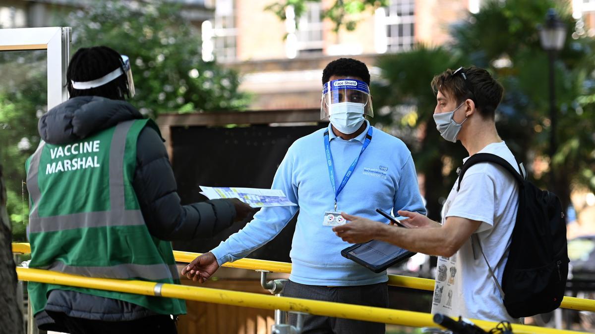 Un joven entra a un centro de vacunación en Londres