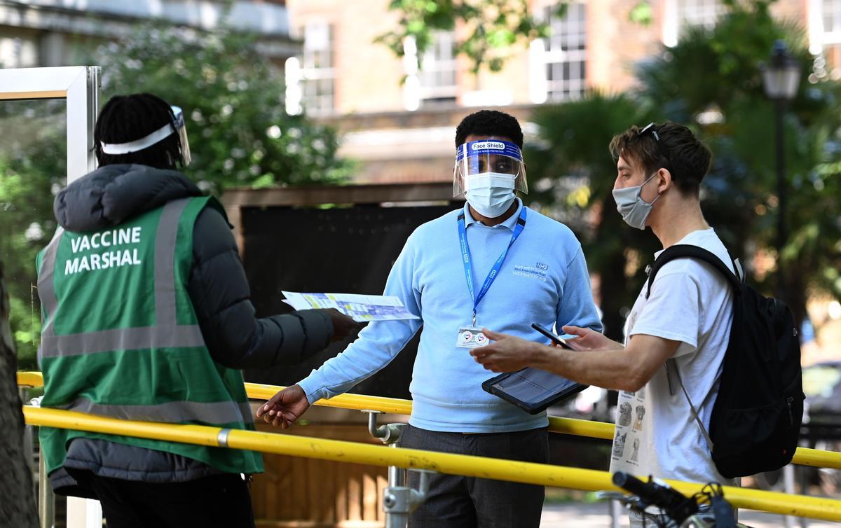 Un joven entra a un centro de vacunación en Londres Un joven entra a un centro de vacunación en Londres