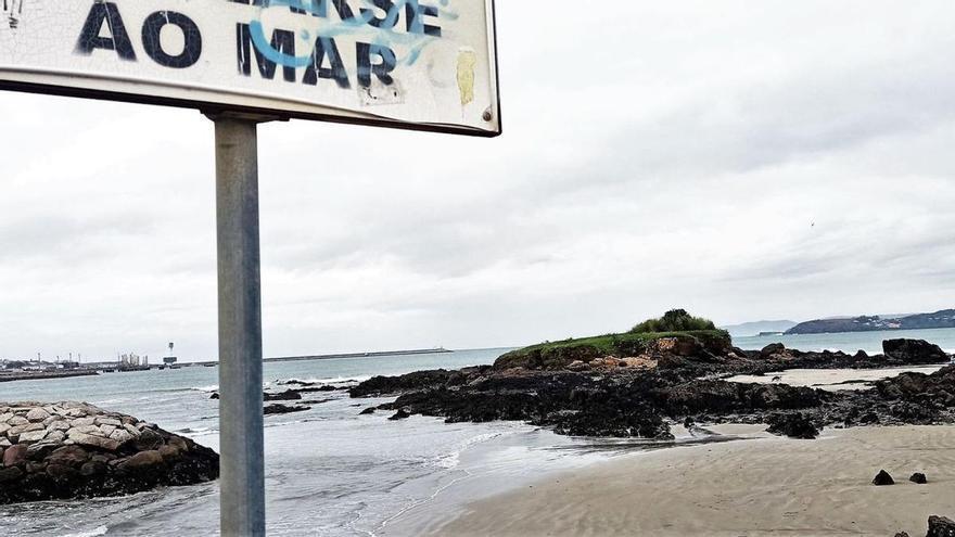 Escollera que ejecutó Costas a la izquierda y, a la derecha, el islote de Santa Cristina.