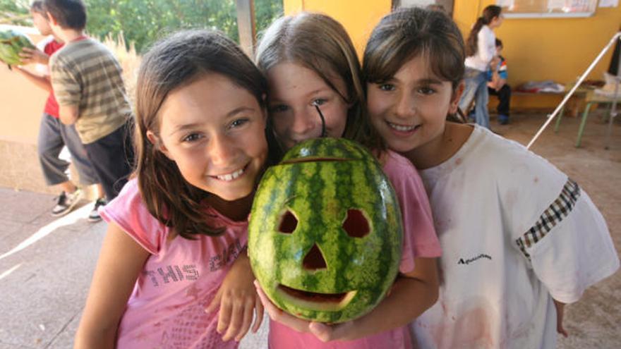 Tres alumnas tras finalizar el vaciado y la decoración de su sandía.