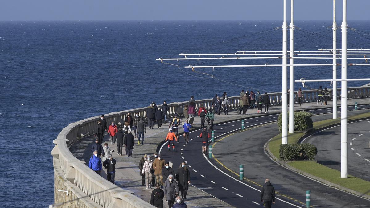 Un tramo concurrido del paseo marítimo de A Coruña. / M.Dylan/EP