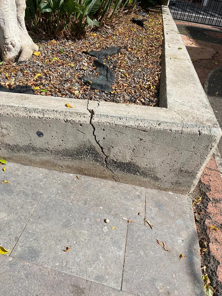 Una jardinera y pavimento deteriorados en la plaza de La Asomada