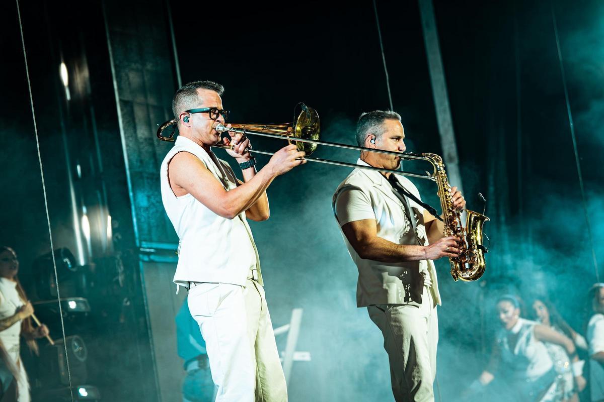 Algunos de los músicos de la orquesta en tocando en vivo