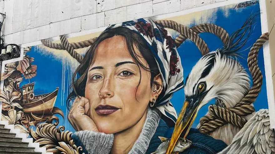 El artista vigués Beis pinta un mural en honor a las mujeres del mar en Moaña
