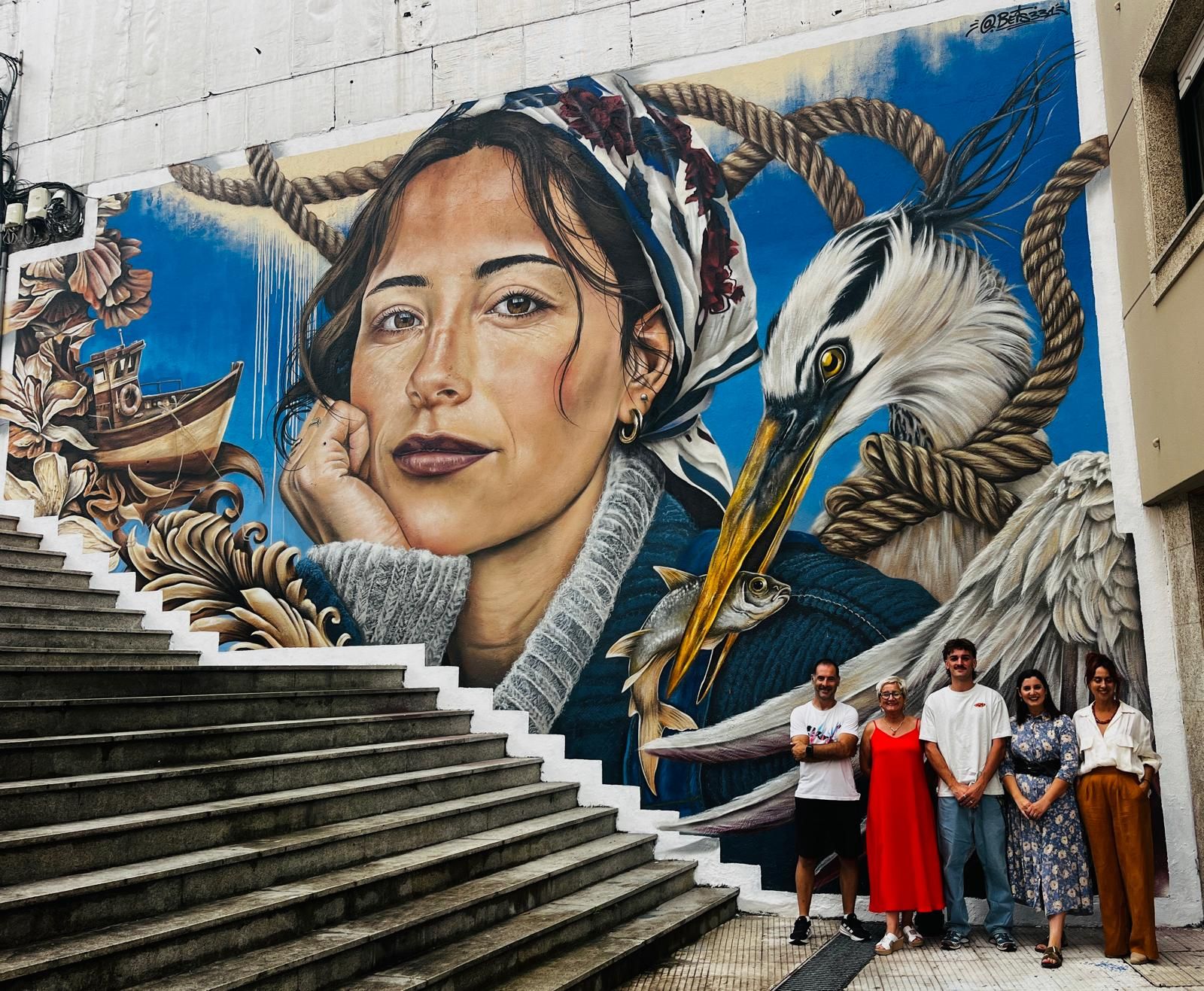 El artista vigués Beis pinta un mural en honor a las mujeres del mar en Moaña
