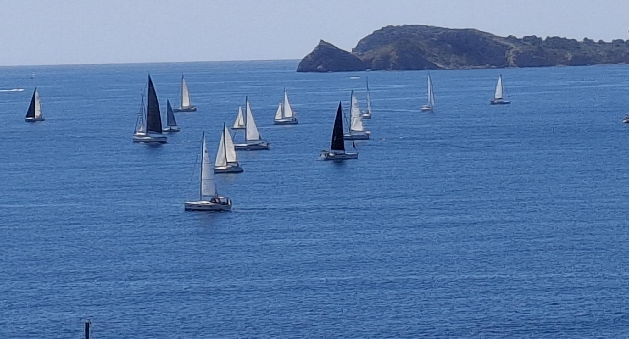 Un horizonte de dientes de sierra: el espectáculo de la vela en la bahía de Xàbia (imágenes)