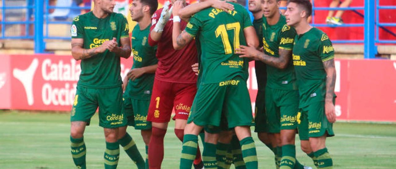 De la Bella abraza a Pekhart, ante Cala, Mesa, Álvaro Lemos, Fabio y Blum, el 16 de septiembre de 2018, tras batir al Extremadura en Almendralejo.