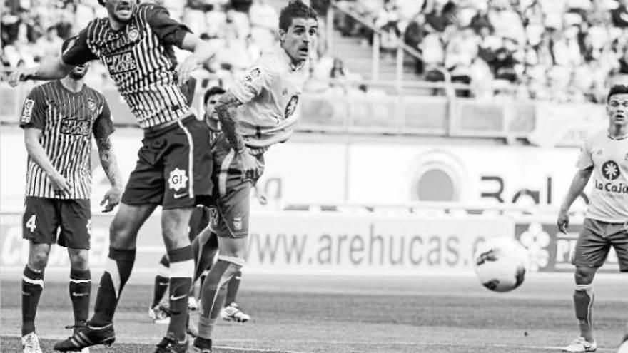 el partit, en imatgesEl central Yago Fernández pugna amb Portillo per una pilota dividida a l&#039;àrea del Girona durant el transcurs del partit d&#039;ahir a la tarda l&#039;estadi Gran Canaria de Las Palmas.canari.