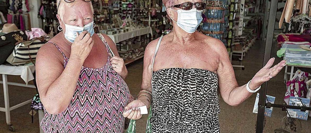 Sandy y Mary, dos jubiladas indignadas, ayer en una tienda de &#039;souvernis&#039;.