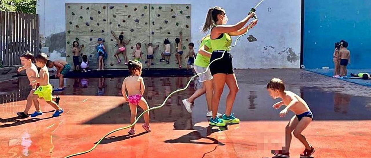 Varios niños disfrutan de las actividades de la Escola d’Estiu de Sant Joan. | INFORMACIÓN