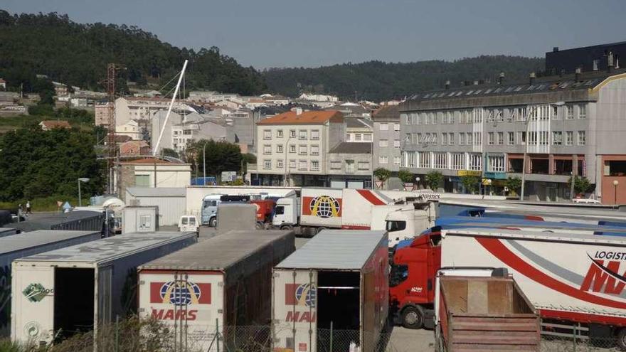 Camiones estacionados en la parcelas de Sabón que la Diputación ha subastado.