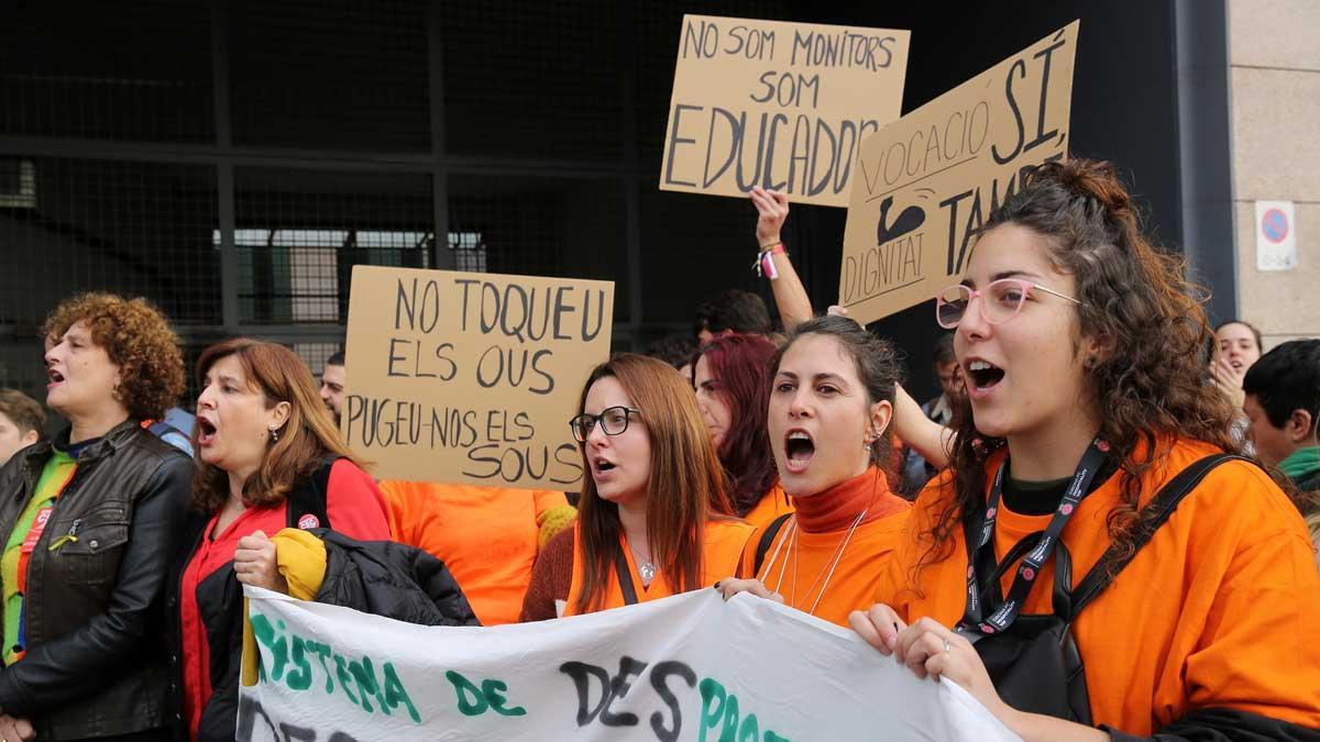 protesta de trabajadores del 3er sector delante la dgaia