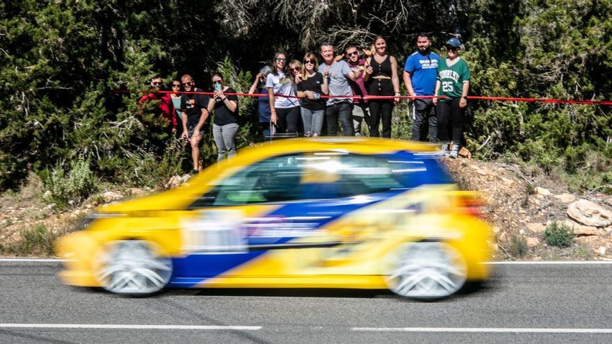 El público observa el paso de los vehículos en la prueba disputada entre Sant Vicent de sa Cala y Aigües Blanques. | VICENT MARÍ