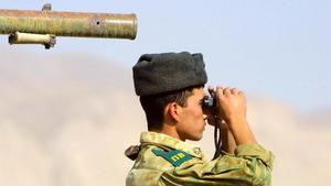 Un soldado ruso vigila la frontera en Kupletin, Tayikistan
