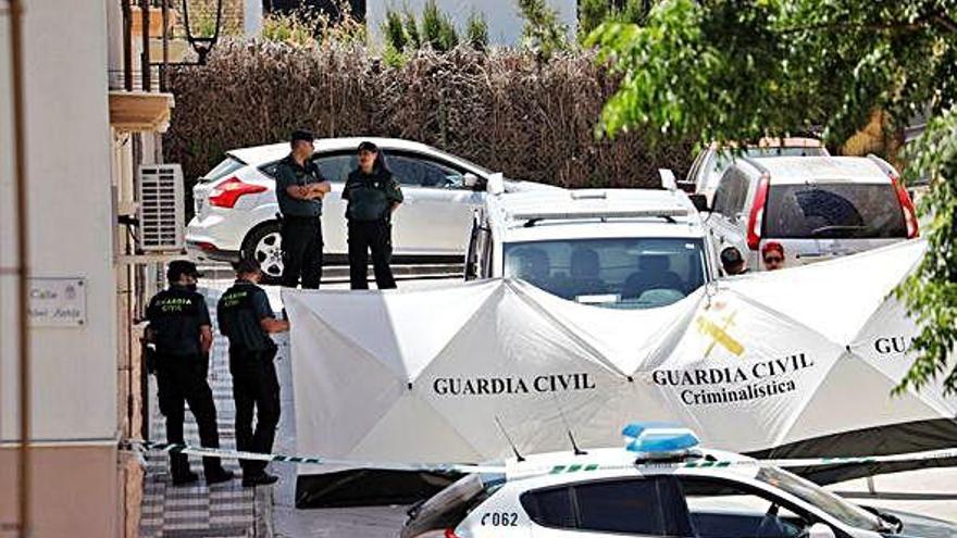 Agentes de la Guardia Civil en el exterior de la vivienda de Rute (Córdoba).