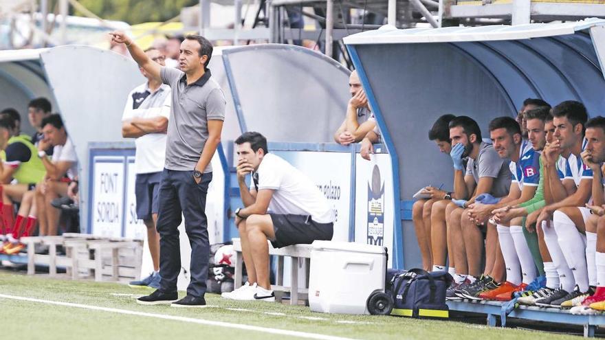 El entrenador del Baleares, Armando de la Morena, da instrucciones durante el encuentro de ayer ante el Olot.