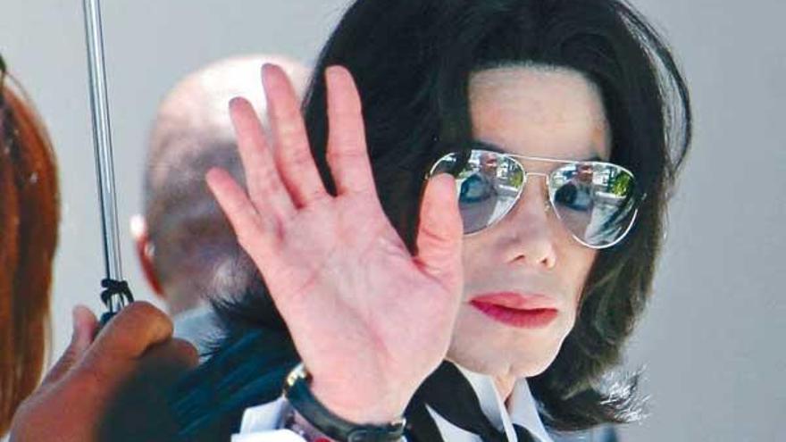 Michael Jackson tenía los brazos llenos de pinchazos