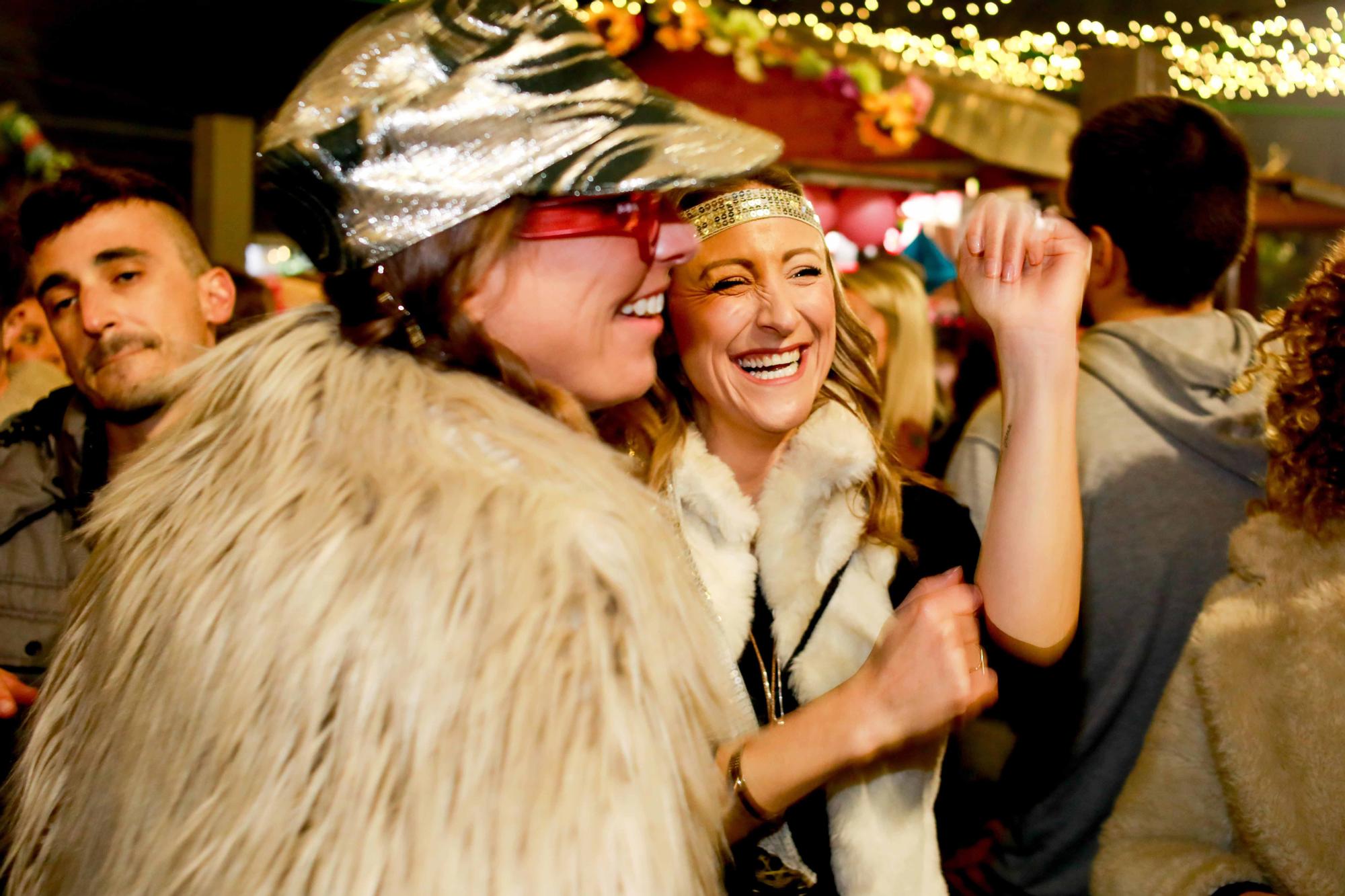 Encuéntrate en nuestra galería de fotos de la fiesta Flower Power de Sant Antoni