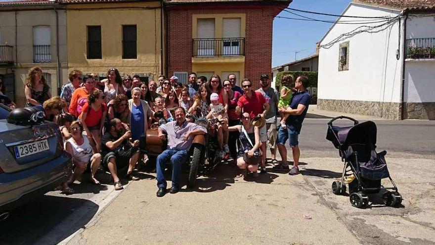 Los familiares rodean a Manuelade la Rúa durante la fiesta por su 90 cumpleaños.