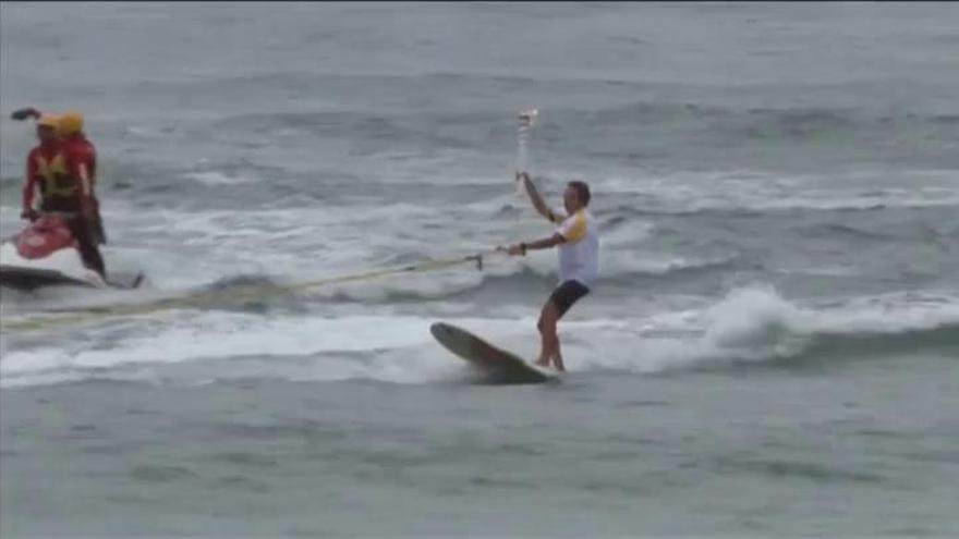 La antorcha olímpica 'surfea' las playas de Río
