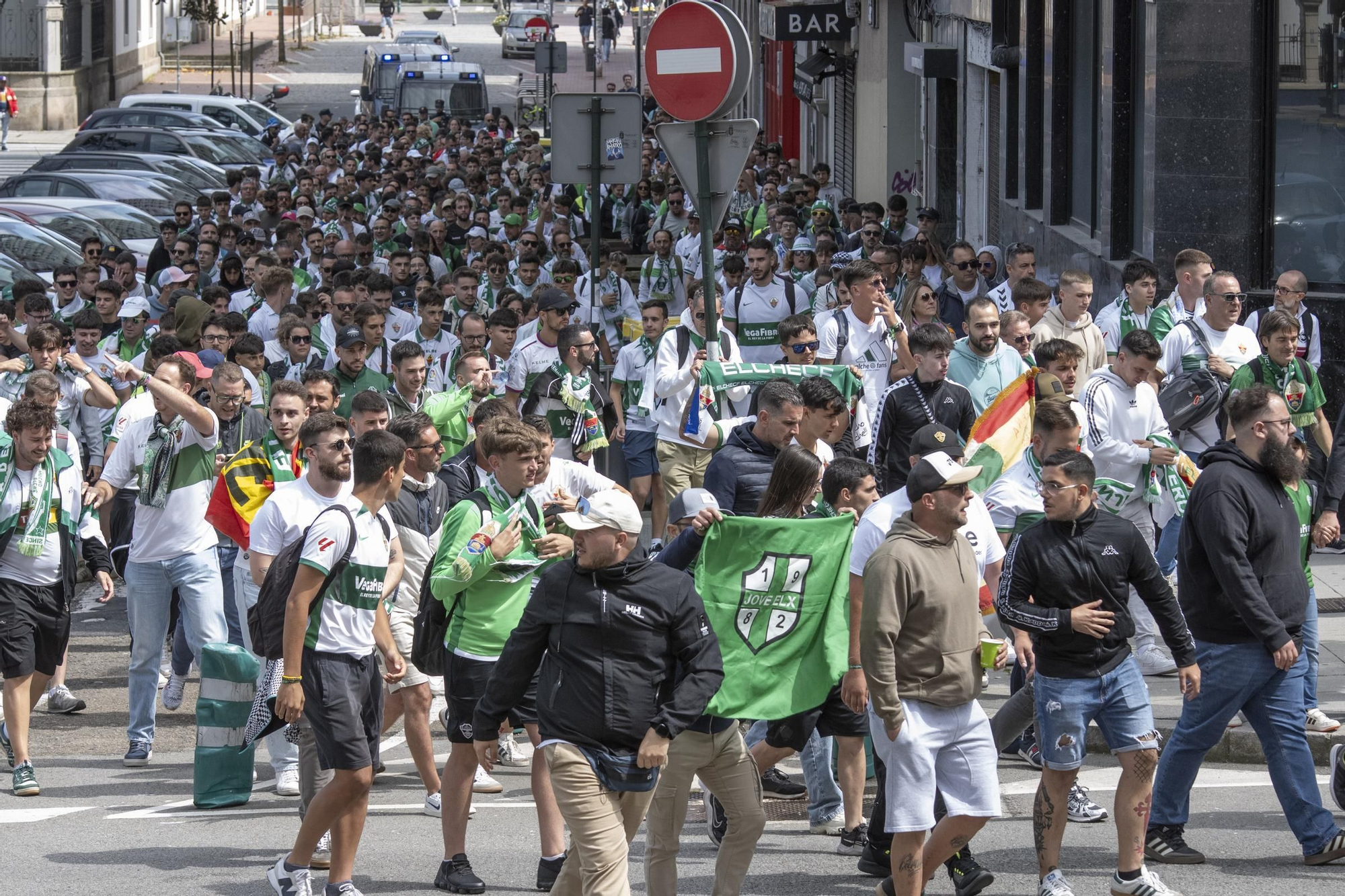 La afición ilicitana recibe al Elche CF a su llegada al estadio de Riazor